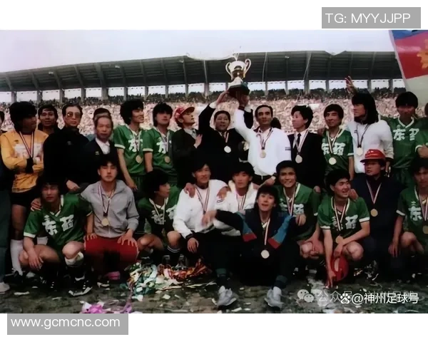 足球历史十大神级球员回忆与传奇瞬间解析