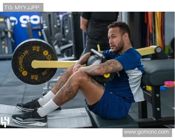 足球球星健身日常揭秘：从第一视角看运动员如何塑造完美体型